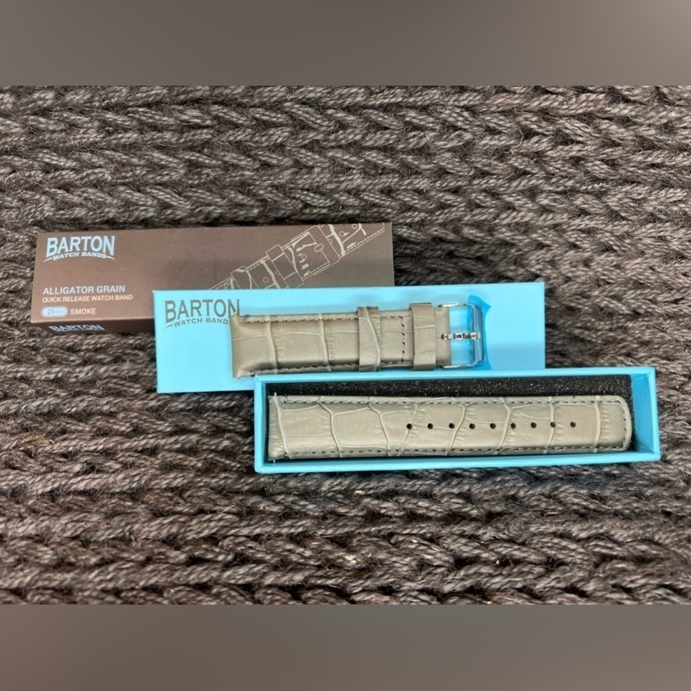 J023. New in box Burton watchbands alligator grain 19mm Navy